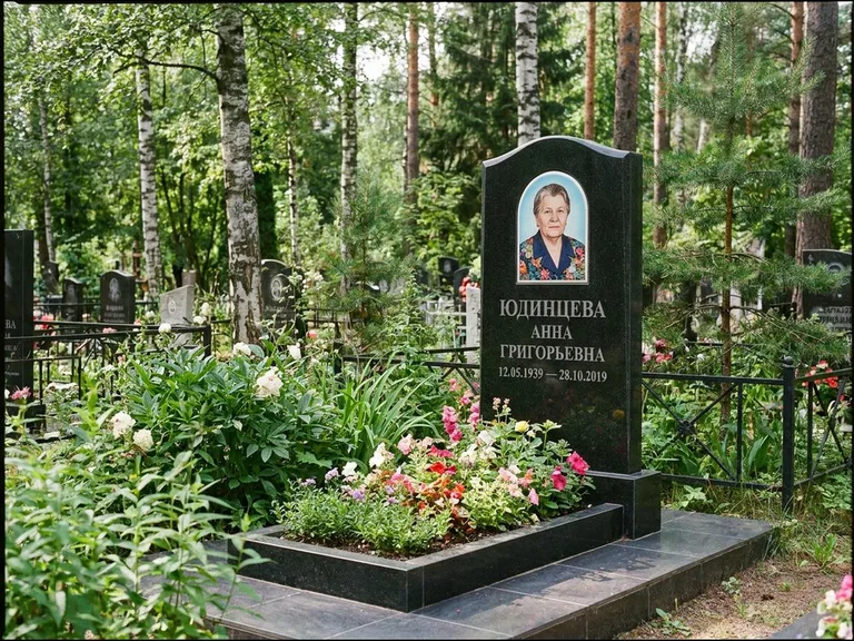 Овальный портрет на памятнике весной в Кемерово