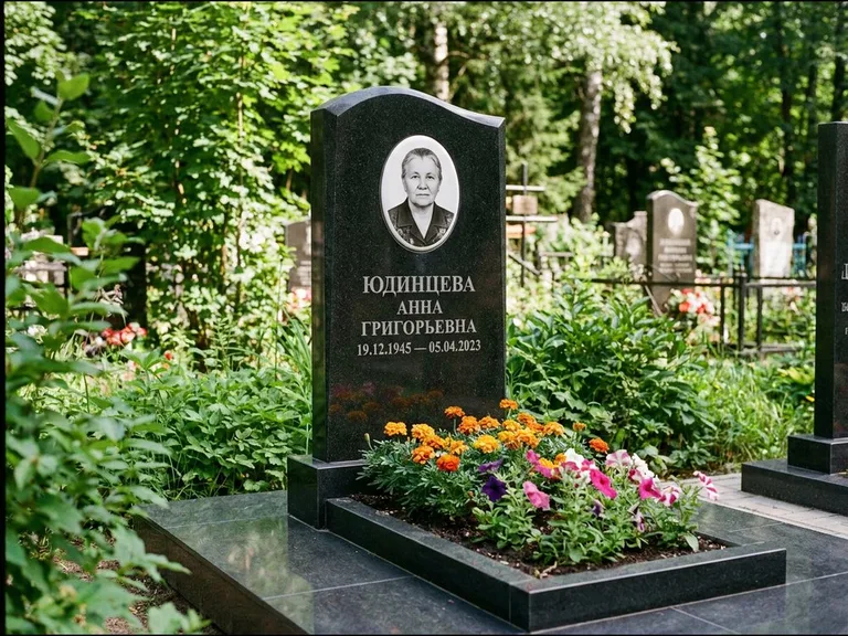 Овальный портрет на сером граните — работа «Юдинцева» в Кемерово