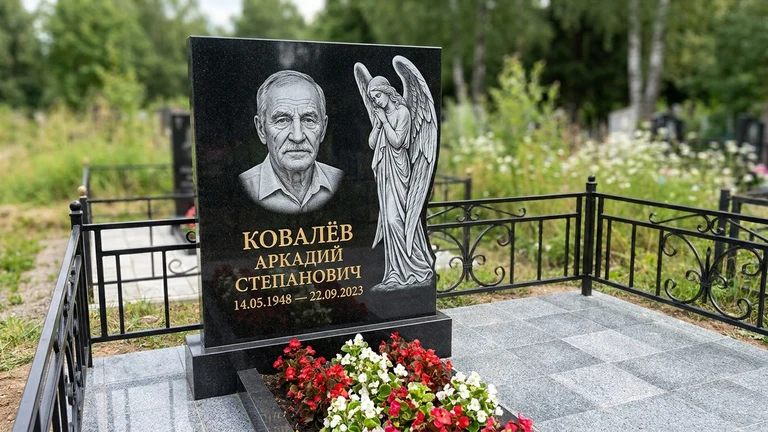 Гравировка ангела на памятник в Кемерово — памятник из чёрного гранита с гравировкой