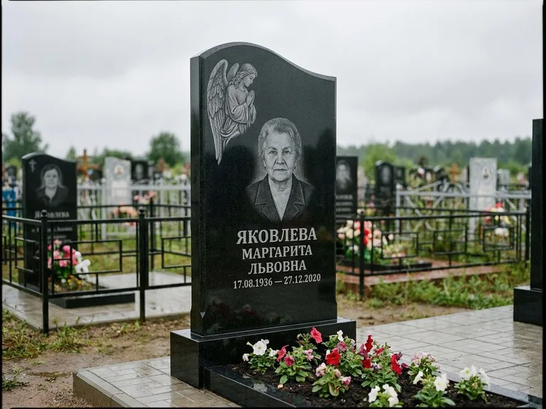 Памятник с гравировкой ангела — гравировка молящегося ангела в верхней части стелы, работа «Яковлева» в Кемерово