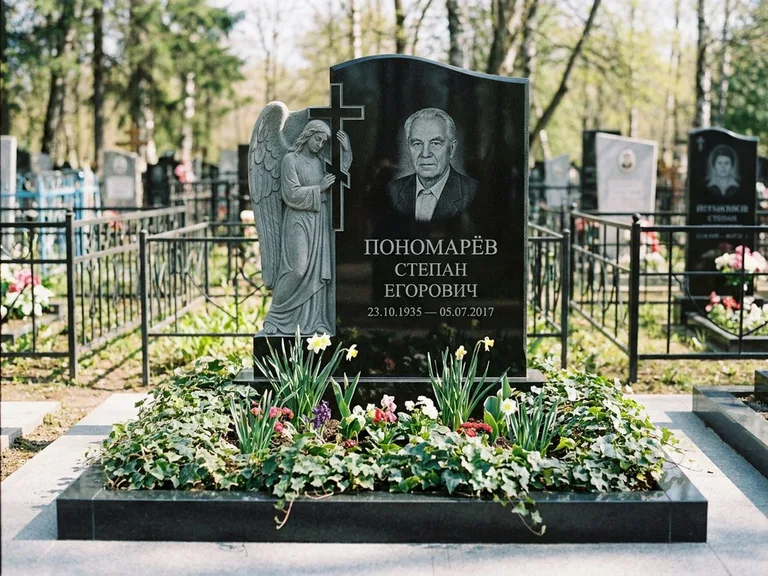 Памятник с гравировкой ангела — гравировка ангела с крестом рядом с эпитафией, работа «Пономарёв» в Кемерово
