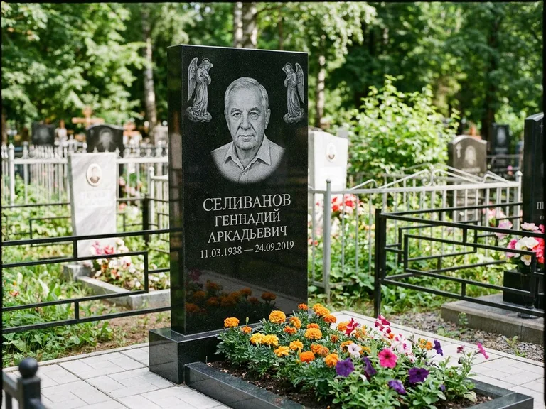 Памятник с гравировкой ангела — гравировка двух ангелов по сторонам портрета, работа «Селиванов» в Кемерово