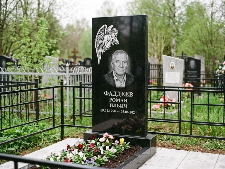 Памятник с гравировкой ангела — белая гравировка скорбящего ангела над портретом, работа «Фаддеев» в Кемерово