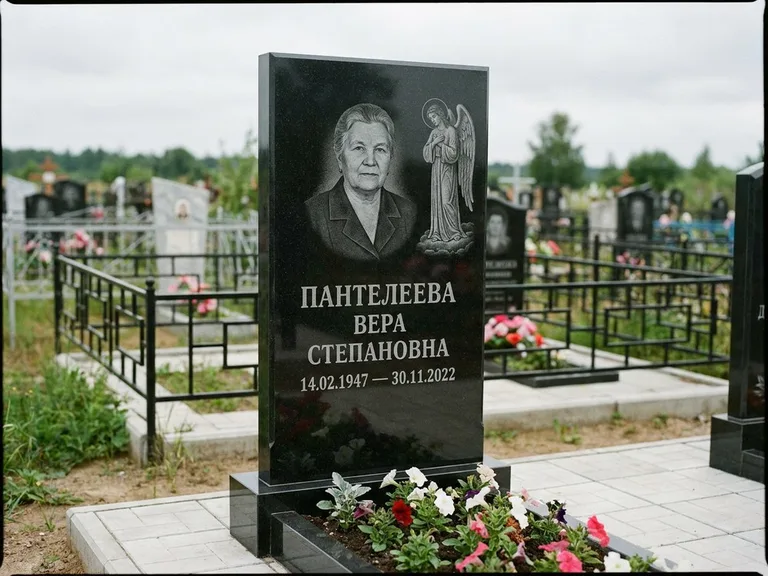 Памятник с гравировкой ангела — гравировка ангела-хранителя сбоку от портрета, работа «Пантелеева» в Кемерово