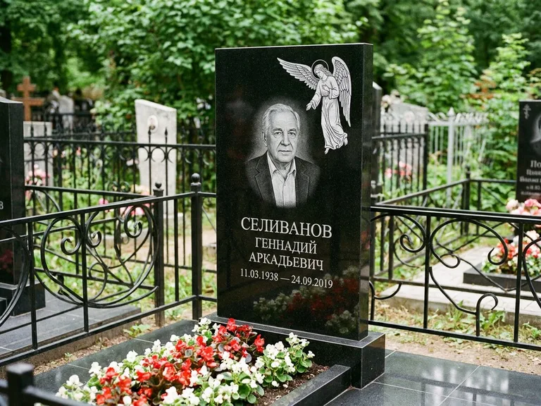 Памятник с гравировкой ангела — белая гравировка скорбящего ангела над портретом, работа «Селиванов» в Кемерово