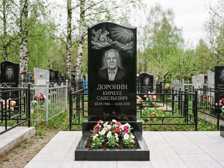 Памятник с гравировкой ангела — гравировка ангела в облаках с лучами над портретом, работа «Доронин» в Кемерово