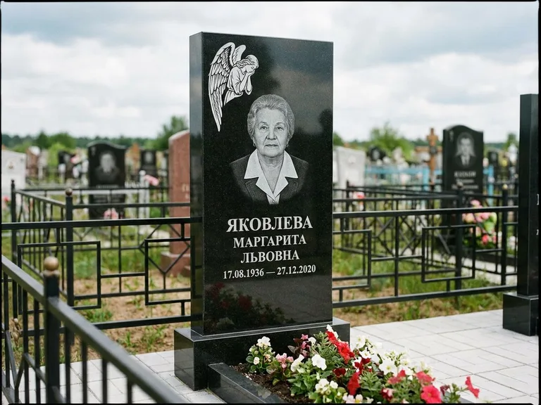 Памятник с гравировкой ангела — белая гравировка скорбящего ангела над портретом, работа «Яковлева» в Кемерово