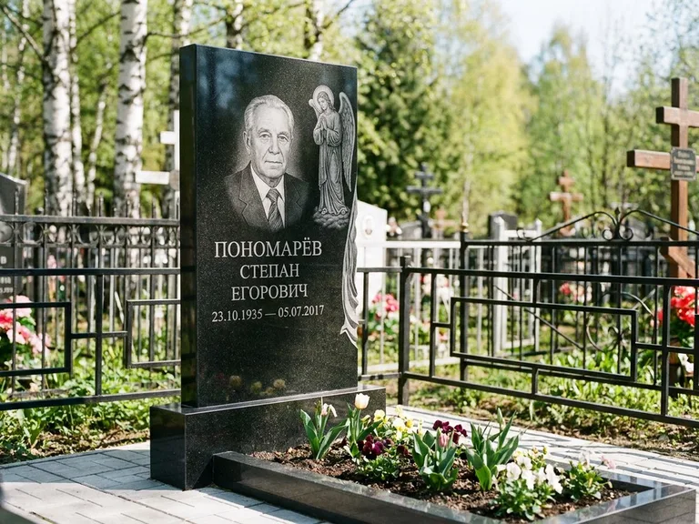 Памятник с гравировкой ангела — гравировка ангела-хранителя сбоку от портрета, работа «Пономарёв» в Кемерово