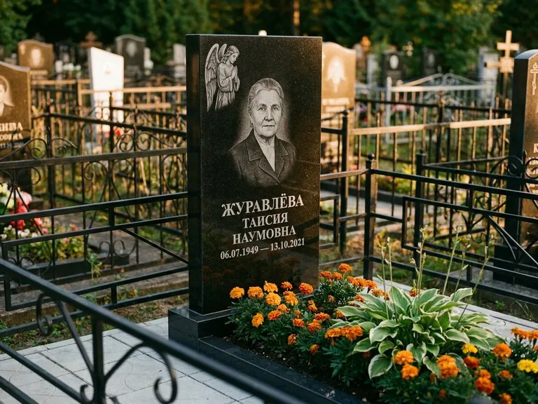 Памятник с гравировкой ангела — гравировка молящегося ангела в верхней части стелы, работа «Журавлёва» в Кемерово