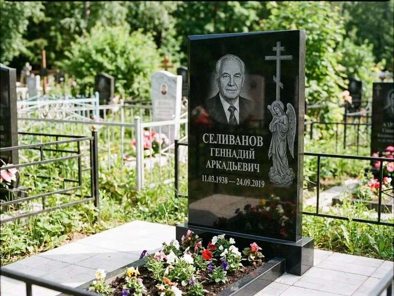Памятник с гравировкой ангела — гравировка ангела с крестом рядом с эпитафией, работа «Селиванов» в Кемерово