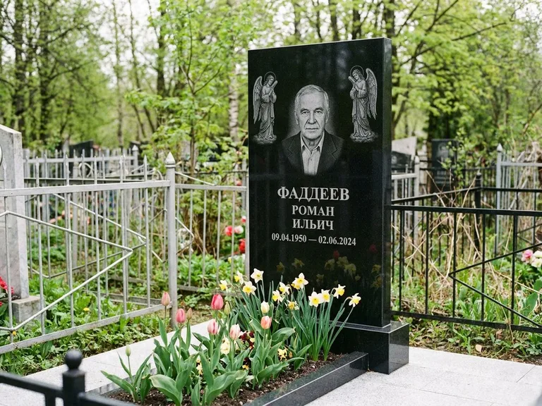 Памятник с гравировкой ангела — гравировка двух ангелов по сторонам портрета, работа «Фаддеев» в Кемерово