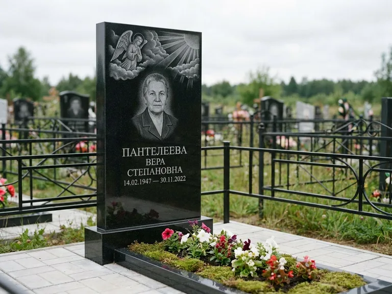 Памятник с гравировкой ангела — гравировка ангела в облаках с лучами над портретом, работа «Пантелеева» в Кемерово