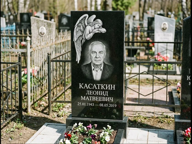 Памятник с гравировкой ангела — белая гравировка скорбящего ангела над портретом, работа «Касаткин» в Кемерово