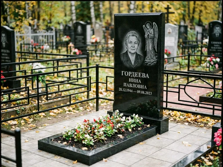 Памятник с гравировкой ангела — гравировка ангела-хранителя сбоку от портрета, работа «Гордеева» в Кемерово