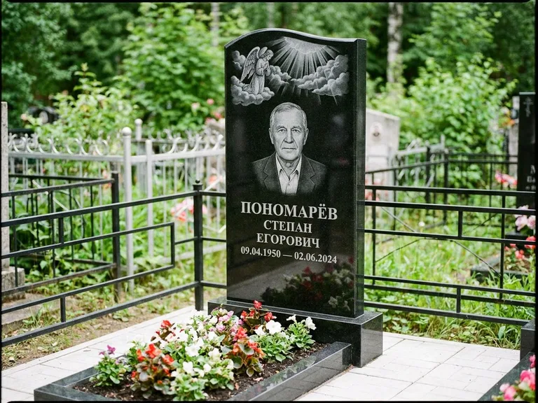 Памятник с гравировкой ангела — гравировка ангела-хранителя сбоку от портрета, работа «Лобанова» в Кемерово