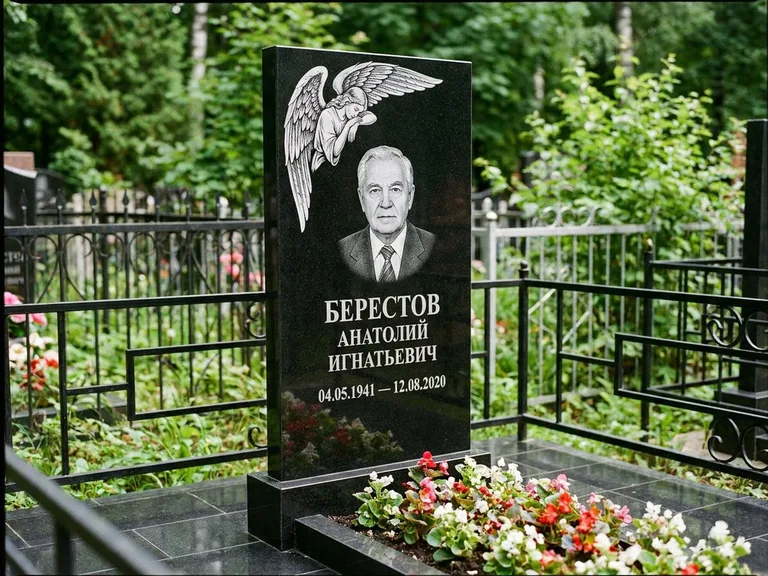 Памятник с гравировкой ангела — гравировка молящегося ангела в верхней части стелы, работа «Свиридов» в Кемерово