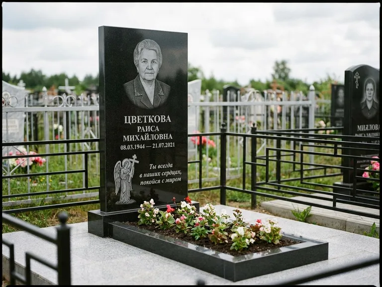 Памятник с гравировкой ангела — гравировка двух ангелов по сторонам портрета, работа «Яковлева» в Кемерово