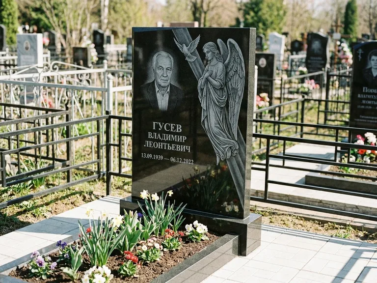 Памятник с гравировкой ангела — гравировка ангела в облаках с лучами над портретом, работа «Пономарёв» в Кемерово
