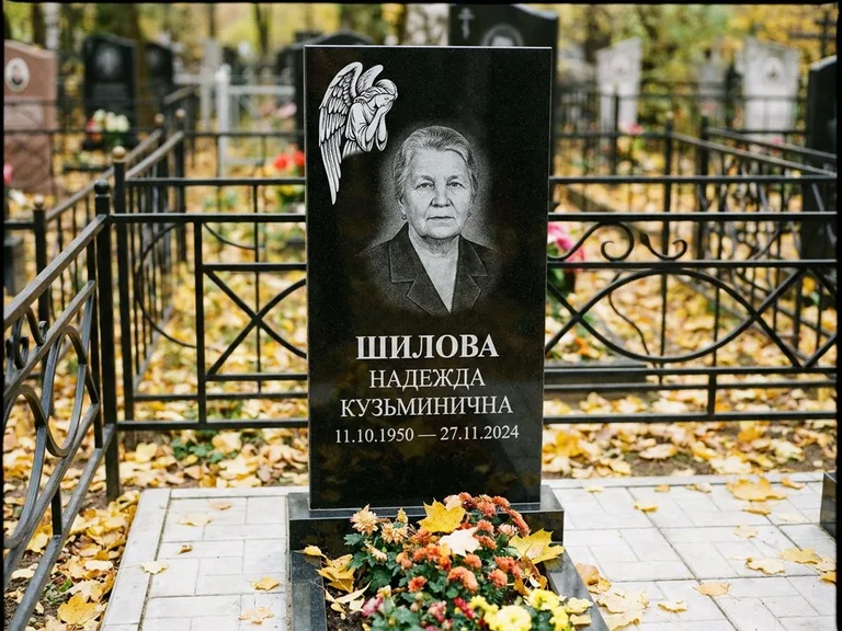 Памятник с гравировкой ангела — гравировка молящегося ангела в верхней части стелы, работа «Гордеева» в Кемерово