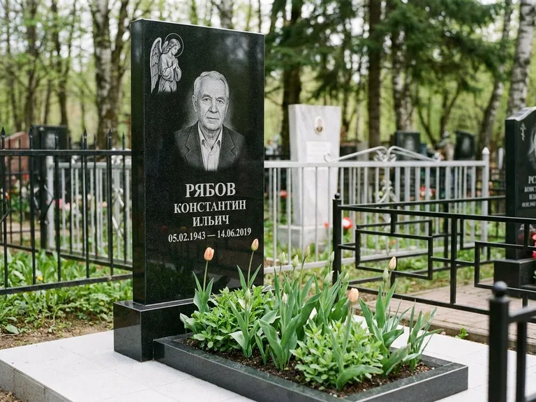 Памятник с гравировкой ангела — гравировка ангела с крестом рядом с эпитафией, работа «Фаддеев» в Кемерово