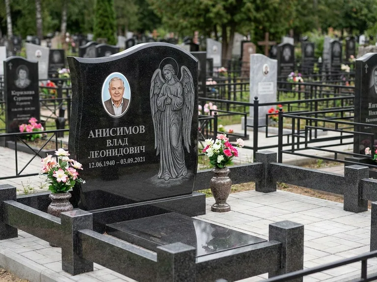Памятник с гравировкой ангела — белая гравировка скорбящего ангела над портретом, работа «Свиридов» в Кемерово