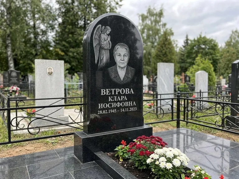 Памятник с гравировкой ангела — гравировка ангела-хранителя сбоку от портрета, работа «Игнатова» в Кемерово