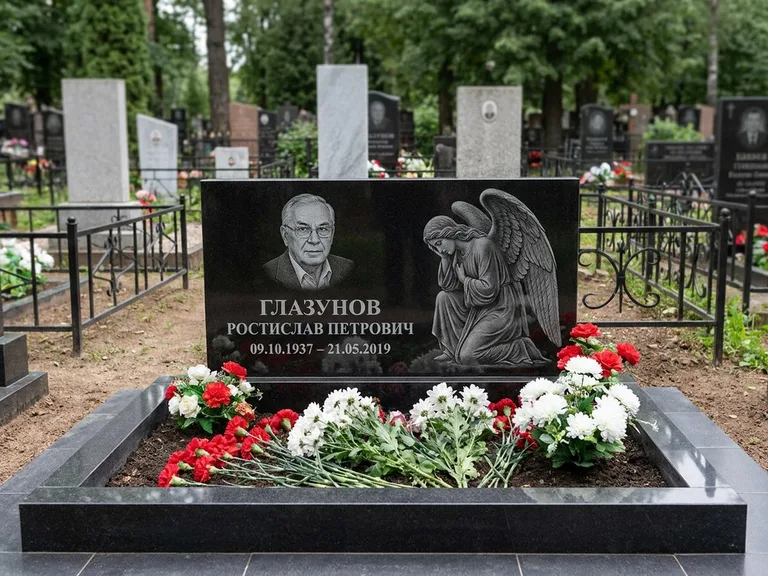 Памятник с гравировкой ангела — гравировка молящегося ангела в верхней части стелы, работа «Доронин» в Кемерово
