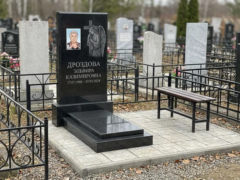 Памятник с гравировкой ангела — гравировка ангела с крестом рядом с эпитафией, работа «Яковлева» в Кемерово