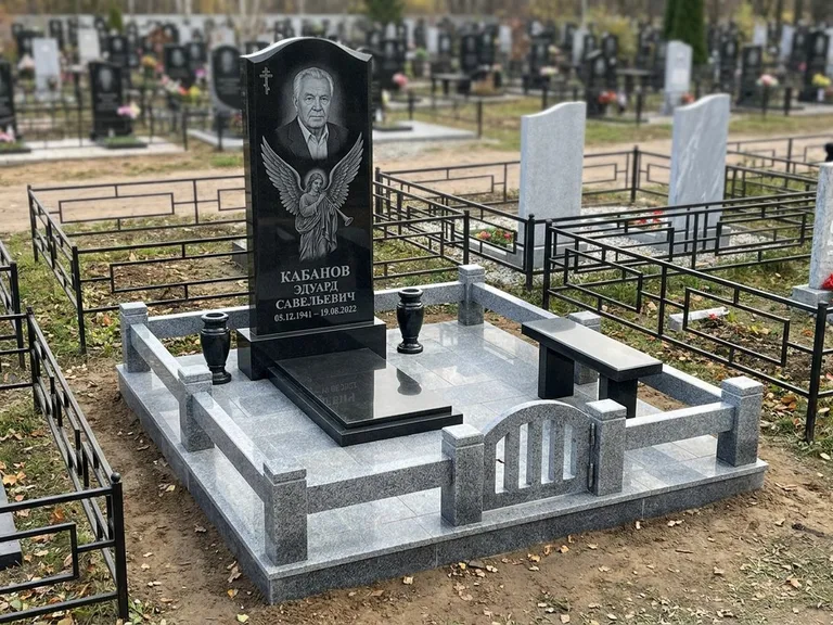 Памятник с гравировкой ангела — гравировка ангела с голубем по диагонали стелы, работа «Пономарёв» в Кемерово