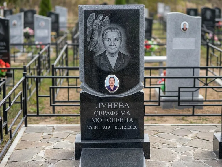 Памятник с гравировкой ангела — гравировка двух ангелов по сторонам портрета, работа «Журавлёва» в Кемерово
