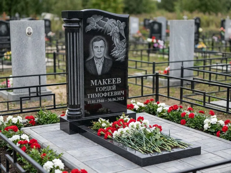 Памятник с гравировкой ангела — гравировка ангела в облаках с лучами над портретом, работа «Селиванов» в Кемерово