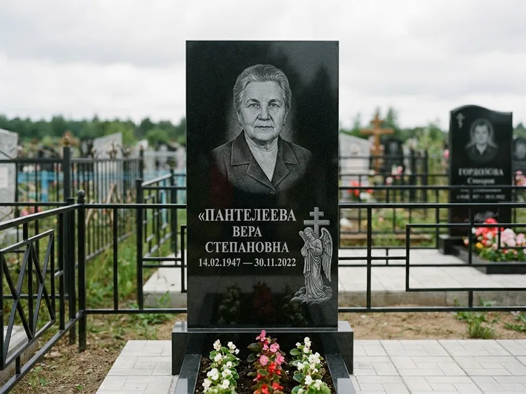 Памятник с гравировкой ангела — гравировка ангела с крестом рядом с эпитафией, работа «Пантелеева» в Кемерово