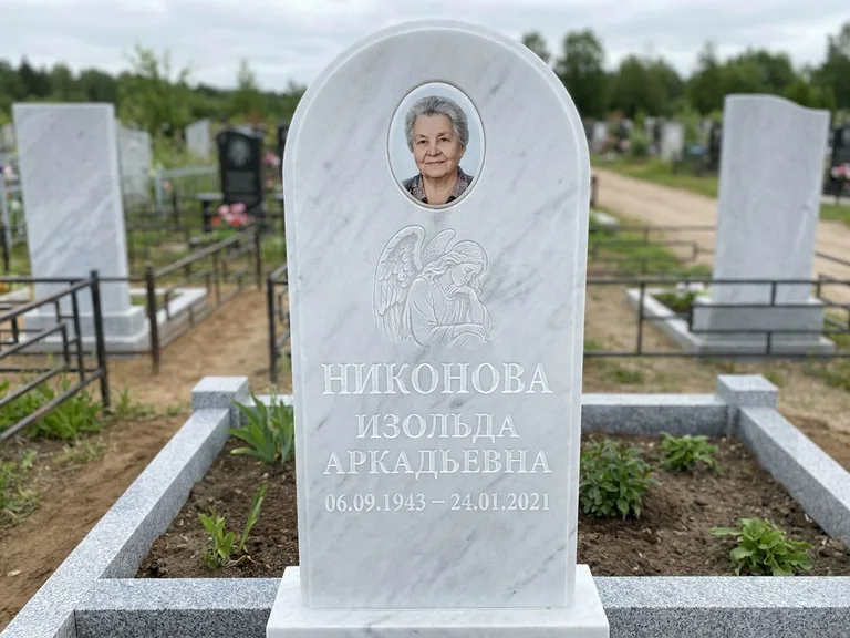 Памятник с гравировкой ангела — белая гравировка скорбящего ангела над портретом, работа «Гордеева» в Кемерово