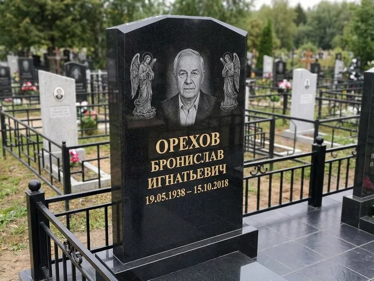 Памятник с гравировкой ангела — гравировка ангела-хранителя сбоку от портрета, работа «Фаддеев» в Кемерово