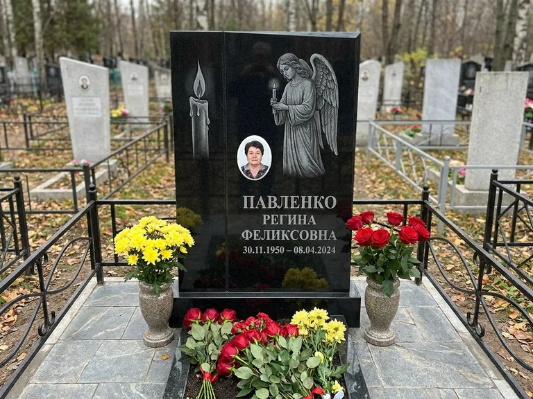 Памятник с гравировкой ангела — гравировка молящегося ангела в верхней части стелы, работа «Пантелеева» в Кемерово