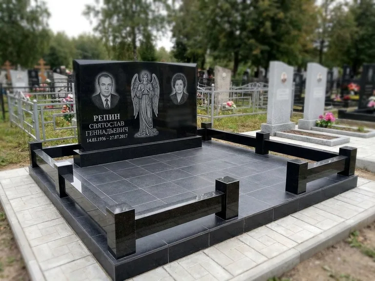 Памятник с гравировкой ангела — гравировка ангела с крестом рядом с эпитафией, работа «Касаткин» в Кемерово