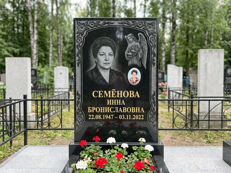 Памятник с гравировкой ангела — гравировка ангела с голубем по диагонали стелы, работа «Лобанова» в Кемерово
