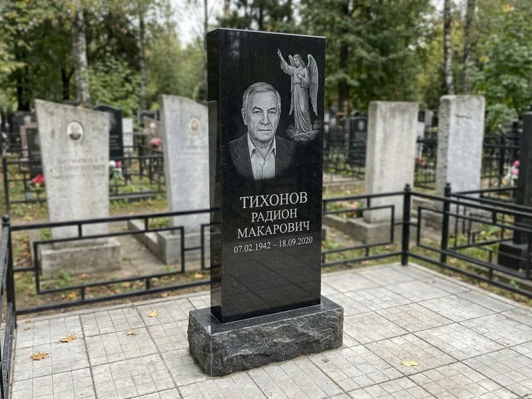 Памятник с гравировкой ангела — гравировка двух ангелов по сторонам портрета, работа «Свиридов» в Кемерово