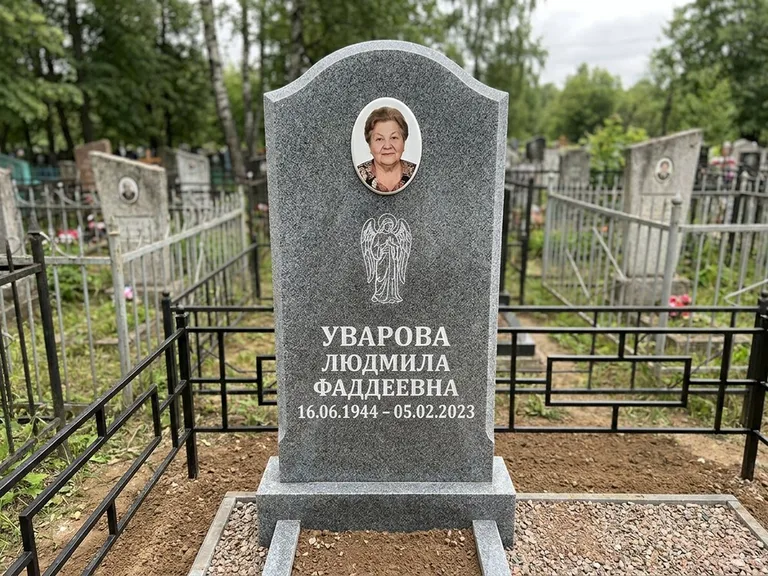 Памятник с гравировкой ангела — гравировка ангела в облаках с лучами над портретом, работа «Игнатова» в Кемерово