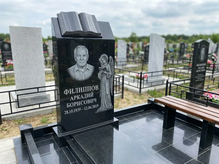 Памятник с гравировкой ангела — белая гравировка скорбящего ангела над портретом, работа «Доронин» в Кемерово