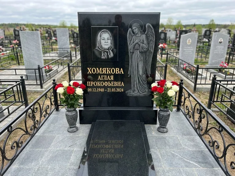 Памятник с гравировкой ангела — гравировка ангела-хранителя сбоку от портрета, работа «Яковлева» в Кемерово