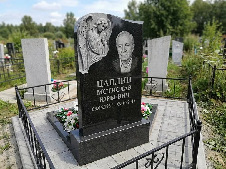Памятник с гравировкой ангела — гравировка молящегося ангела в верхней части стелы, работа «Пономарёв» в Кемерово