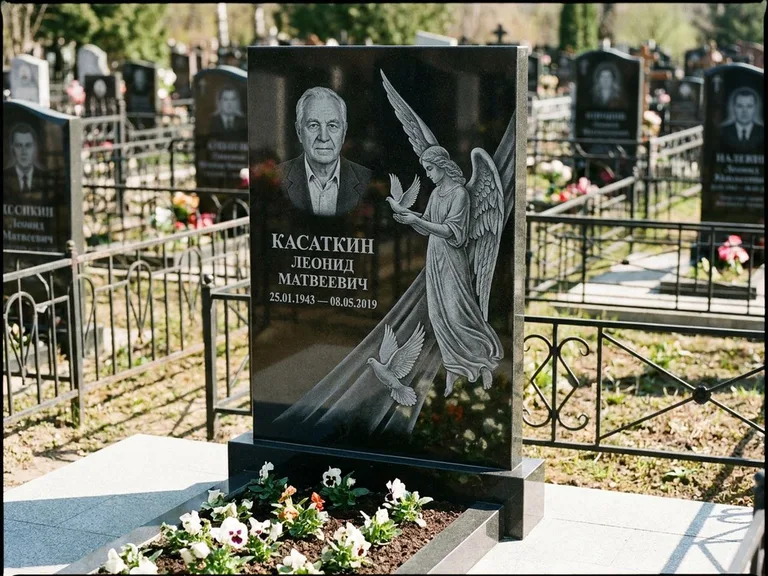 Памятник с гравировкой ангела — гравировка ангела с голубем по диагонали стелы, работа «Касаткин» в Кемерово