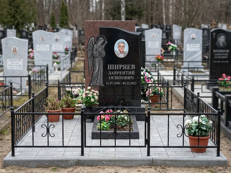 Памятник с гравировкой ангела — гравировка ангела с голубем по диагонали стелы, работа «Селиванов» в Кемерово