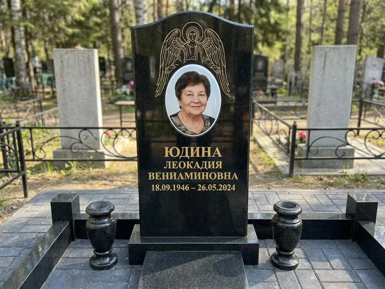 Памятник с гравировкой ангела — гравировка двух ангелов по сторонам портрета, работа «Гордеева» в Кемерово