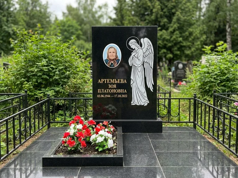 Памятник с гравировкой ангела — гравировка ангела в облаках с лучами над портретом, работа «Фаддеев» в Кемерово