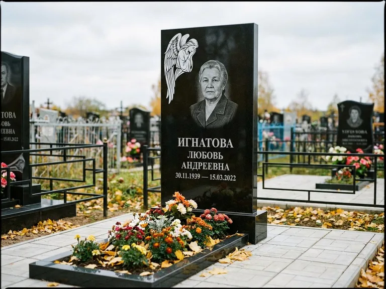 Памятник с гравировкой ангела — белая гравировка скорбящего ангела над портретом, работа «Игнатова» в Кемерово