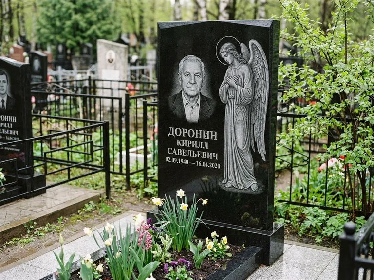 Памятник с гравировкой ангела — гравировка ангела-хранителя сбоку от портрета, работа «Доронин» в Кемерово