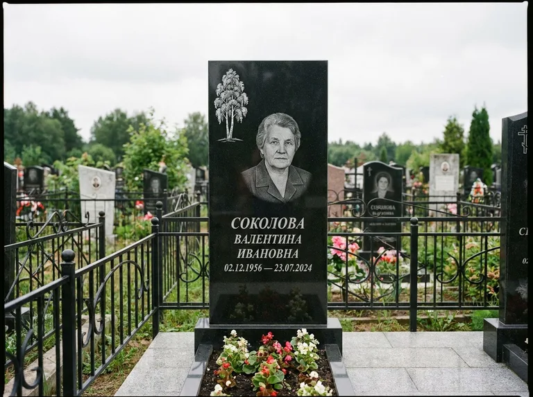 Памятник с гравировкой берёзы — гравировка одинокой берёзы над именем, работа «Соколова» в Кемерово