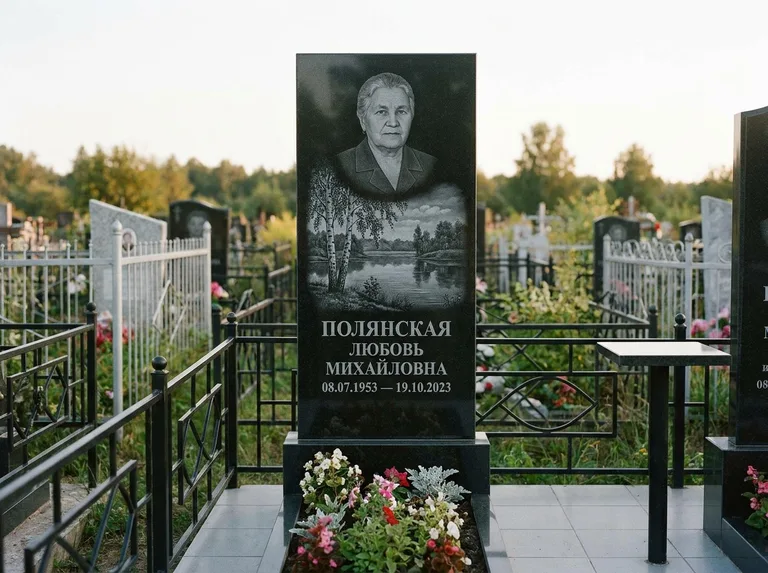 Памятник с гравировкой берёзы — гравировка берёзы у зеркального озера, работа «Полянская» в Кемерово